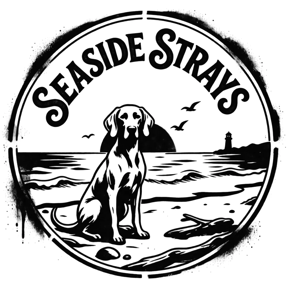Logo Seaside Strays avec un chien sur une plage et un phare